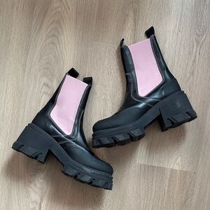 GANNI chunky heel Chelsea boots Black and Pink